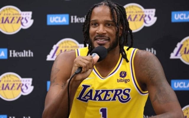 レイカーズのトレバー・アリーザが右足首の手術で約8週間離脱へ