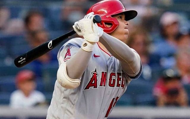 大谷翔平、衝撃パワー証明した“片手フェンス直撃打”に米驚愕「この男はヤバい」【今季の二刀流】