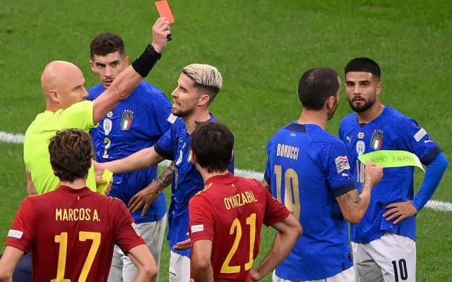 「自分自身に腹を立てている」退場のイタリア代表DFボヌッチが謝罪