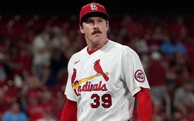 【MLB】元巨人マイコラスが「1980年代のCIAみたい」　球場入り私服姿にファンは興味津々