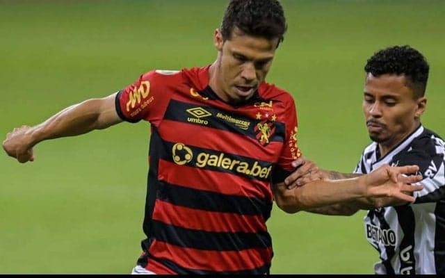 頭を冷やそうとクーラーボックスをひっくり返した元ブラジル代表MF、監督に叱られ警告を受ける