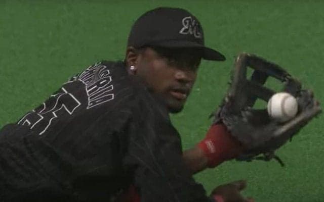 「速すぎてボール追い越してキャッチ」　瞬間移動の美技に騒然「ついに時空間忍術を…」