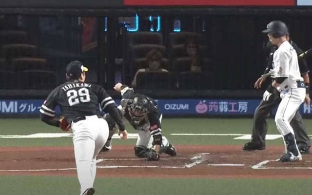 「笑っちゃうくらい凄い」鷹・甲斐拓也、驚愕のアクロバティック捕球