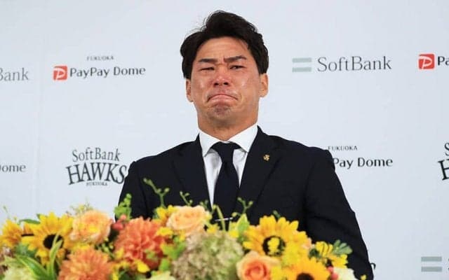 鷹・長谷川勇也が涙の引退会見　登録抹消2日後に決断「もうダメだ、と」
