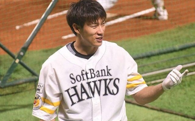 鷹・柳田の33歳誕生日に先輩から“粋な心遣い”　お洒落Tシャツに「MY ライバル！」