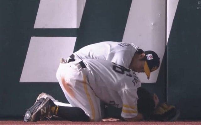 鷹・牧原大成、フェンス激突のアクシデントに球場静まり返る　担架で運ばれて途中交代