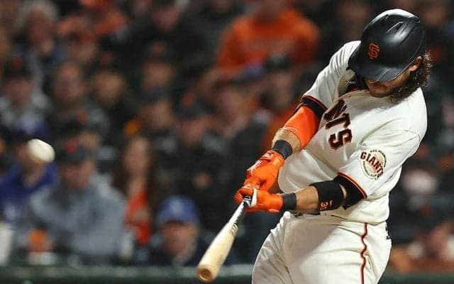 【MLB 地区S】両手を挙げ確信？　“アーチ予告”のマスコットが米で話題「伝説となった」