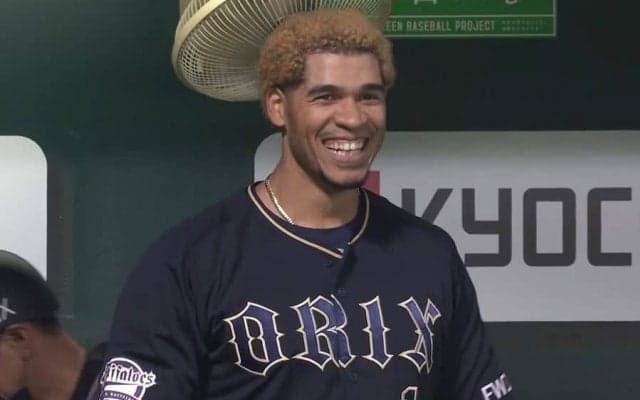 「モヤめっちゃ嬉しそう」オリ助っ人、甲斐キャノンの隙を突く“まさかの生還”