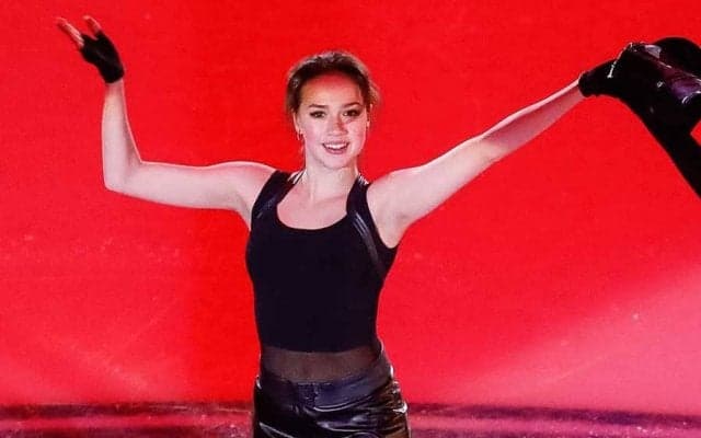 ザギトワが日本流ポーズで撮影　下からあおった1枚に母国ファン反響「ゴージャスだね」