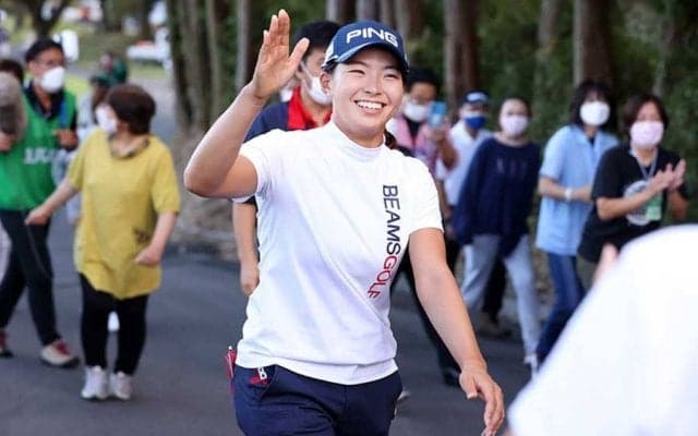 涙のV渋野日向子に親友も祝福　大里桃子「マネージャーの誕生日にかっこいいね」