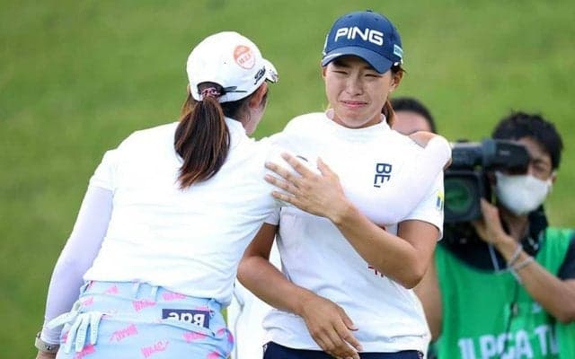 渋野日向子が涙一転のスマイル　復活V直後の1枚にファン祝福「やっぱりシブコは素敵」