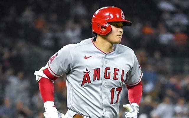 大谷翔平、敵地バットボーイも魅了　思わずハイタッチの40号が話題「面白い」「粋だ」【今季の二刀流】