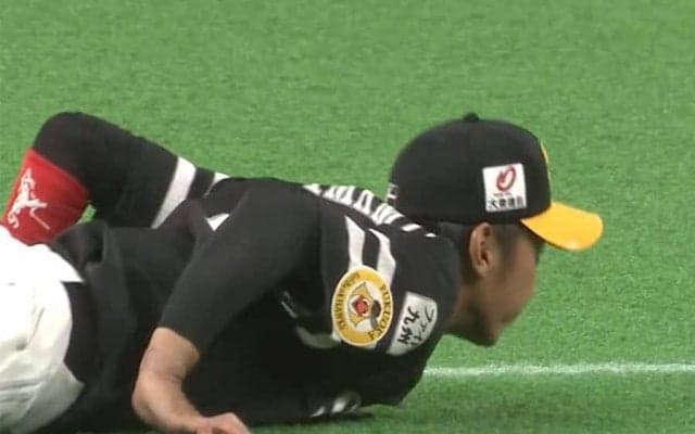 「これぞ超人捕球」「もう猫」鷹・今宮健太、華麗なジャンピング捕球に絶賛の声