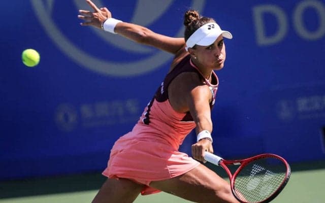 リオ五輪金メダリストが婚約。広大な岩山を背景に、跪いてプロポーズ！