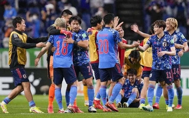 「めちゃビンタされてる笑」　窮地の日本代表、殊勲・浅野拓磨へもみくちゃ祝福に注目