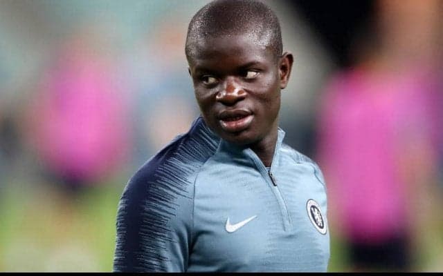 シャイボーイ・カンテに新たな庶民派エピソード！ 英国で超有名なレストランチェーンに登場…店員と気さくにパシャリ