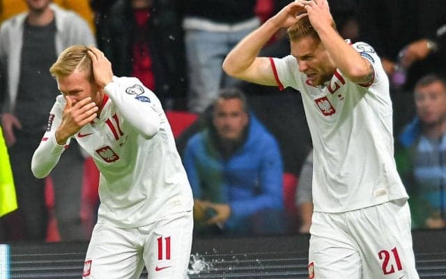 選手にボトルが直撃…アルバニアファンがゴールに怒りスタンドから大量のボトル投げ込む