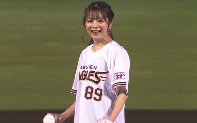 美声で絶叫「あーっん！」　美白＆ポニテの人気声優、恥ずかしそうな“豪快1球”