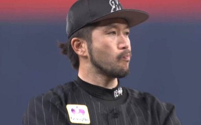 「選手ではなく、解説を騙すトリックプレーとは新しい」謎の“捕球動作”に爆笑