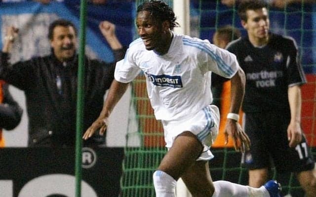 現役さながら!ドログバがチャリティーでヴェンゲル率いるチームからハットトリック