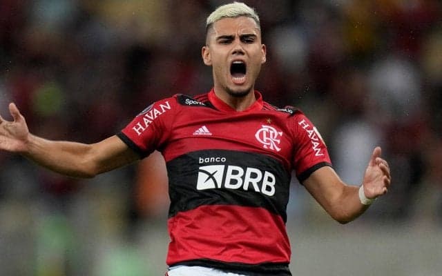 「火を噴いた」ユナイテッド育成出身のMFがローン先のフラメンゴで強烈なFKを沈める「彼をブラジルに留めておいて」