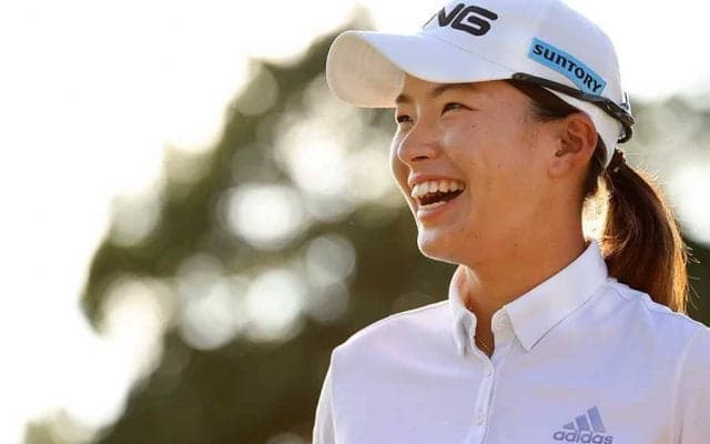 渋野日向子＆稲見萌寧が“相棒”とタッチ　表情豊かな10枚が公開「上田さん笑顔素敵」