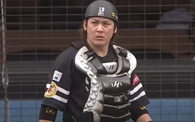 一塁ベンチ前から“ロング甲斐キャノン”　悪送球がアシスト「まるでピタゴラスイッチ」