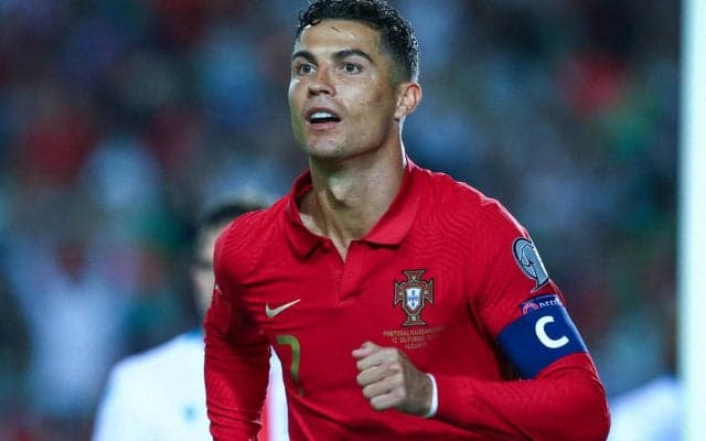 「生きた伝説」まさに注目の的!ウォーミングアップ中のC・ロナウドに全ての視線が集まる「すべてを語る画像」