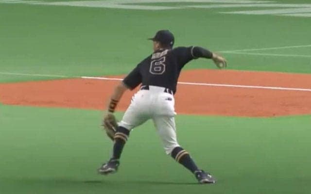 横っ飛び好捕から“横手投げキャノン”　敵地も衝撃「捕ってからが強肩すぎるのよ」