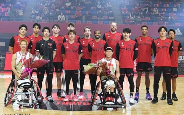 A東京のホームゲームに鳥海連志、赤石竜我が登場…ハーフタイムに車いすの妙技を披露