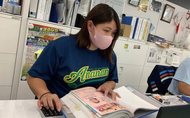 22歳の元女子プロが「おじいちゃんと、ほのぼの」プレー　草野球の聖地で新たな使命