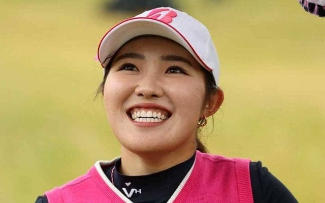 古江彩佳が歓喜の自撮り　赤で彩る“恒例Vフォト集”に反響「待ってた」「痺れました」