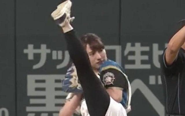 女子アナの豪快足上げが「まるでダンサー」　斎藤佑樹に贈る1球が「これは凄い」