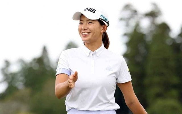 渋野日向子が照れながら紹介　グレーのスカート姿が反響拡大「脚が長い」「良い笑顔」