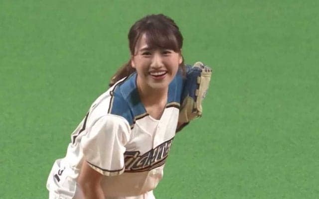 女子アナの“軟体ぶり”に場内ざわつく…　豪快1球が反響呼ぶ「足すんごいね」