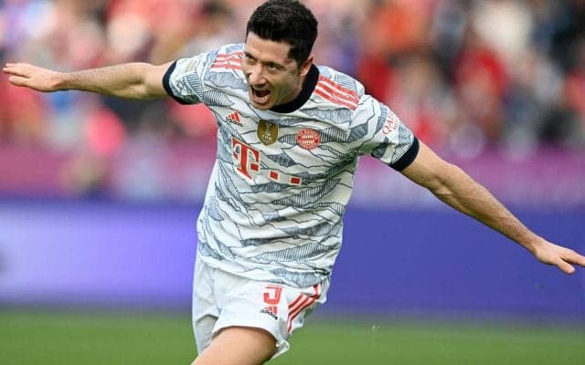 バロンドール待ったなし! レヴァンドフスキのバックヒールに賞賛の嵐「ロナウドより何マイルも進んでいる」