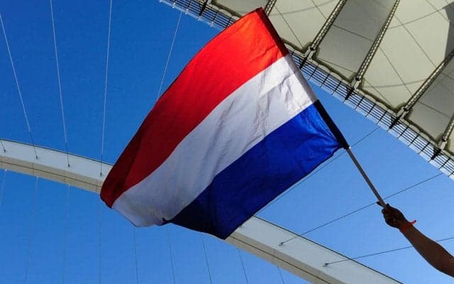 「すぐに振り返るカメラマン」オランダでスタジアムが崩落、ファンのジャンプに耐え切れず、ケガ人はなし