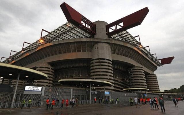 みんなスマホを片手に!? 予想外のCL連勝スタートのシェリフ、有名スタジアムに対する反応が大きな話題に