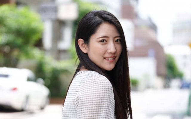 長身モデルがワンピース姿で弾丸打球連発　「ギャップが凄い」豪快打撃にファン驚愕