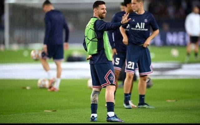 メッシが小走りで駆け寄り…PSGとバルセロナの“先輩”ロナウジーニョと再会「嬉しそう」