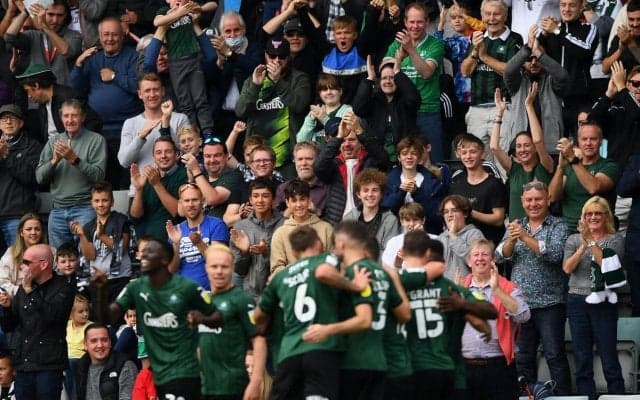 飛び出したGKをかわすも水溜まりでボールが止まって置き去りに…全員でフォローし辛うじてゴールを決める