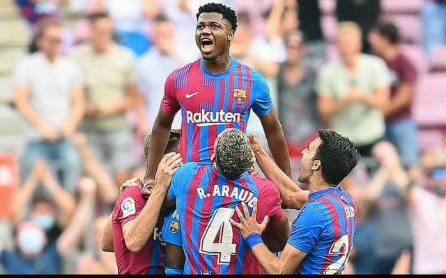バルセロナ、新10番アンス・ファティと2027年まで契約延長!