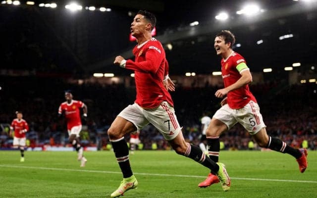 「ロナウド後ろ！」間一髪セーフ、勝利の余韻に浸るC・ロナウドの背後から乱入者がグングン迫る衝撃映像