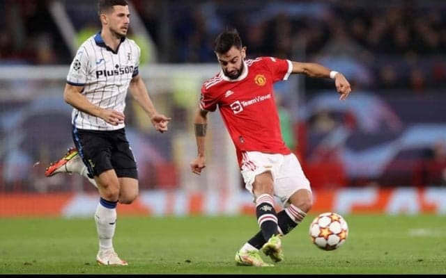 相手のミスをダイレクトでアウトサイドスルーパス！B・フェルナンデスの芸術アシストに「魔法の瞬間だ」