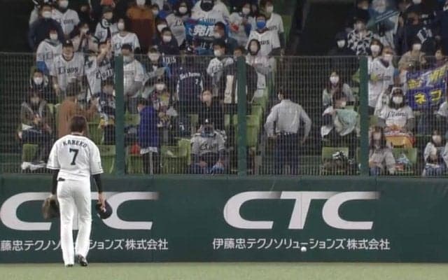 「サクッと投げ入れてて草」　終了後の“悪送球”にファン総ツッコミ「ドジりすぎ」