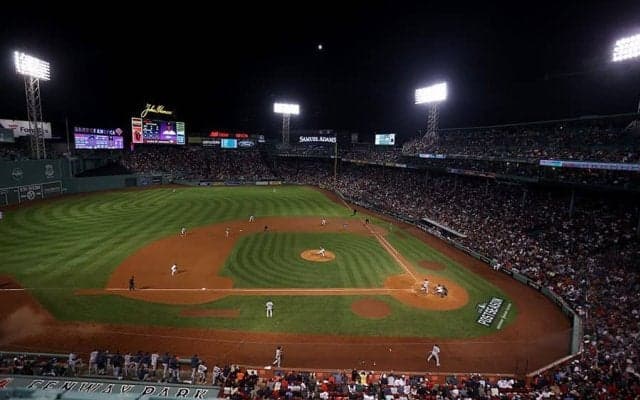 【MLB】試合を止めた“謎の光”の正体は？　ファン「またズルしている」米紙「陰謀論が…」