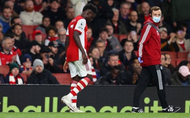 相手に蹴られ負傷のサカ、アルテタ監督が状態を語る「まだトレーニングをしていない」