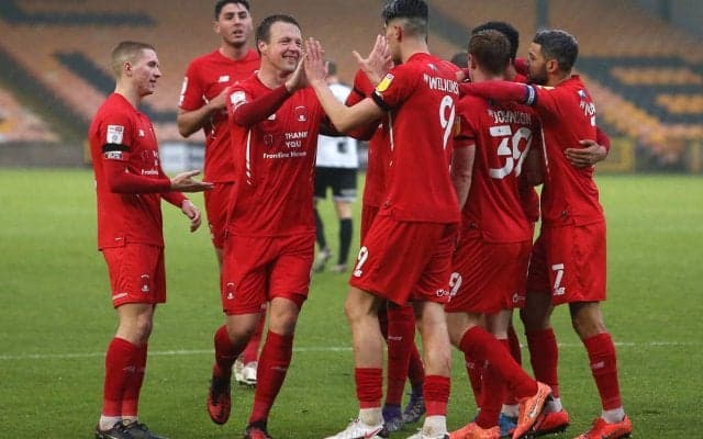 イングランド4部でクラブマスコットが大はしゃぎ! 流れるようなゴールパフォーマンスを披露する