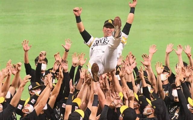 引退試合でヘッスラ＆悔しさ露わ　鷹・長谷川勇也、最後まで“らしさ”溢れる