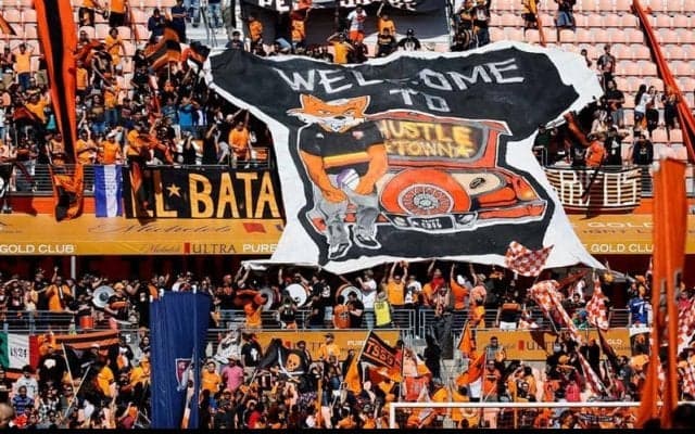 試合中にスタンドでプロポーズも、その瞬間に失点の悲劇…結末は？